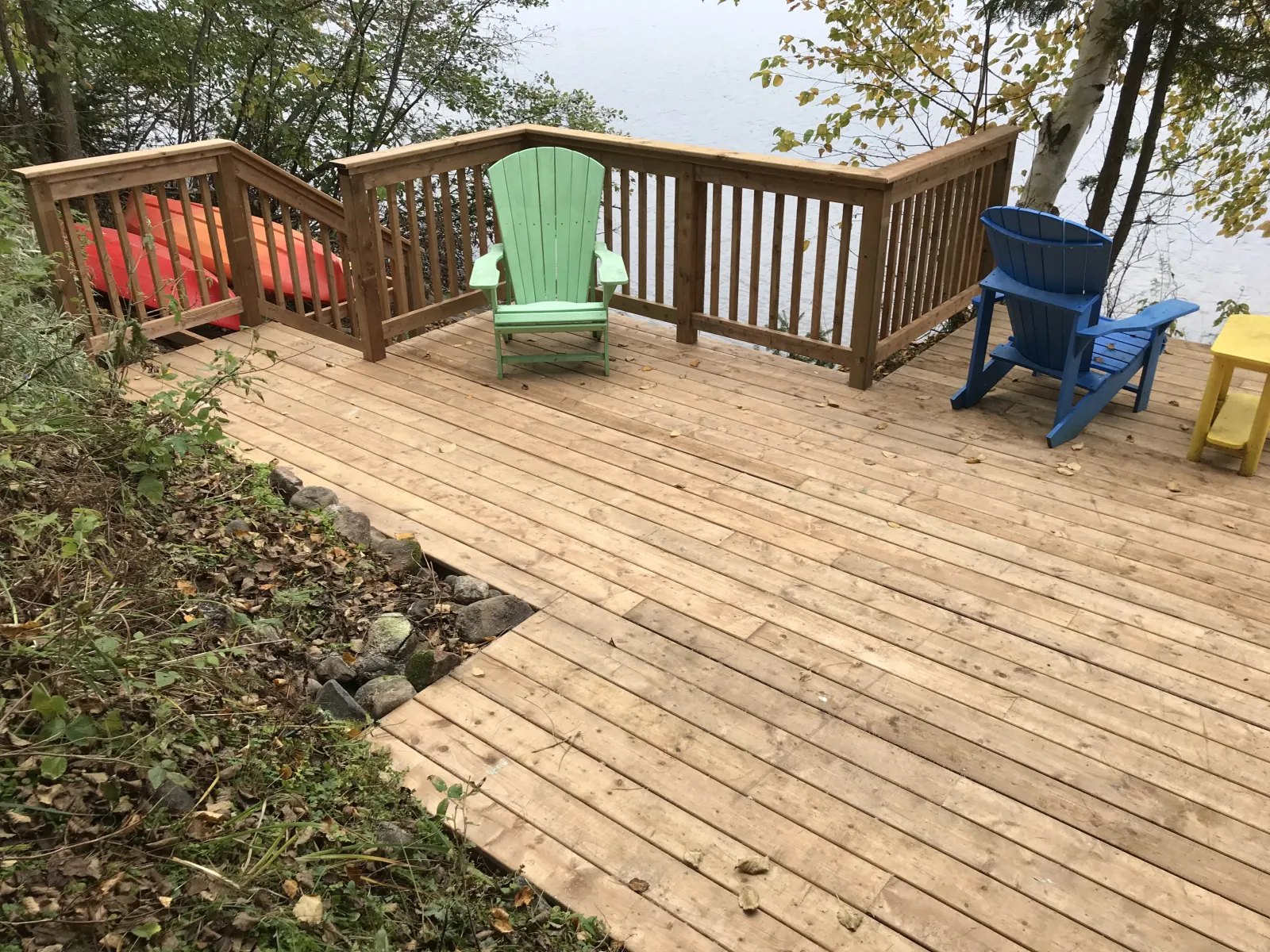 Lakeside cedar deck with seating in North Bay